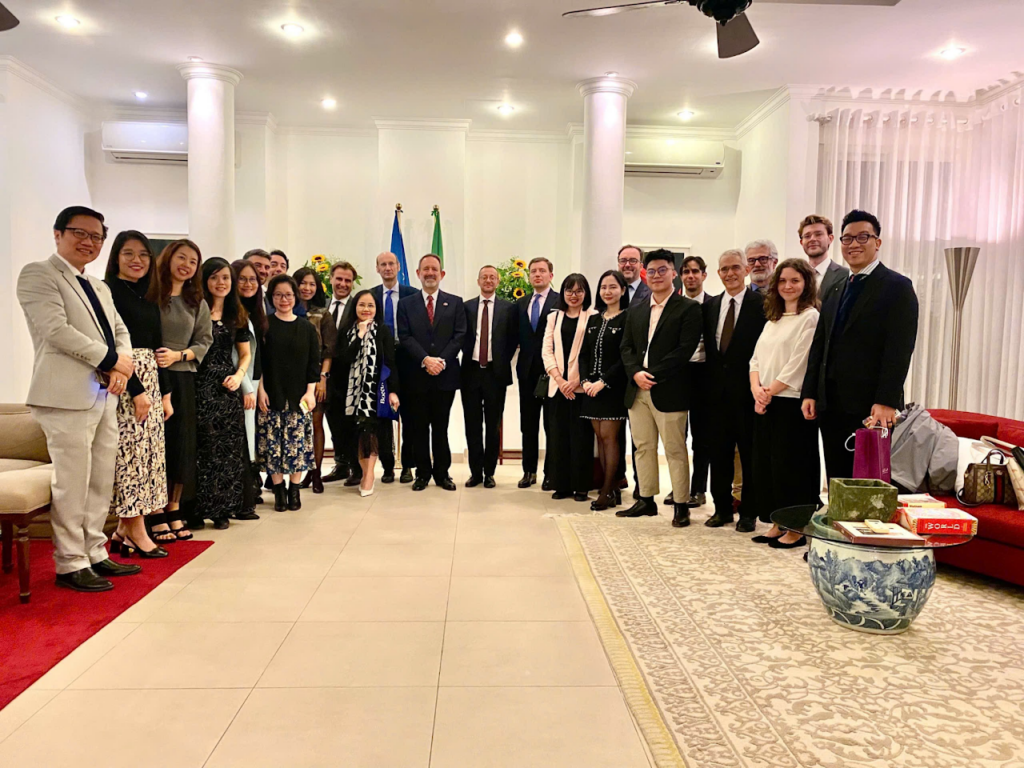 Ngài Đại sứ Marco della Seta và khách mời tại buổi gặp mặt tại nhà riêng của Đại sứ