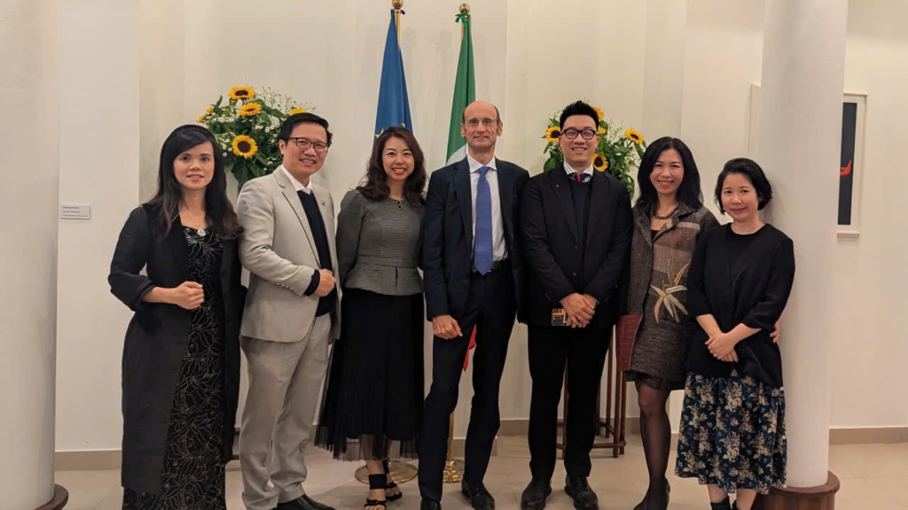 Giáo sư Claudio Dordi - Đại học Bocconi cùng các Amsers & bạn bè
